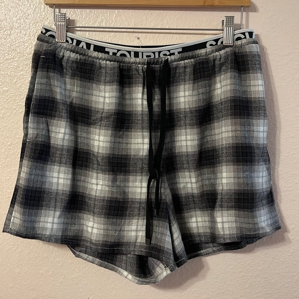 NWT Social tourist by Hollister shorts. Size Medium